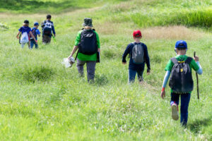 Nauczyciel szkolny z dziećmi na szlaku - Bogdanka bieszczady noclegi dla grup